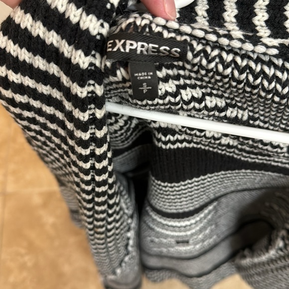 Express sweater size small - Picture 4 of 4